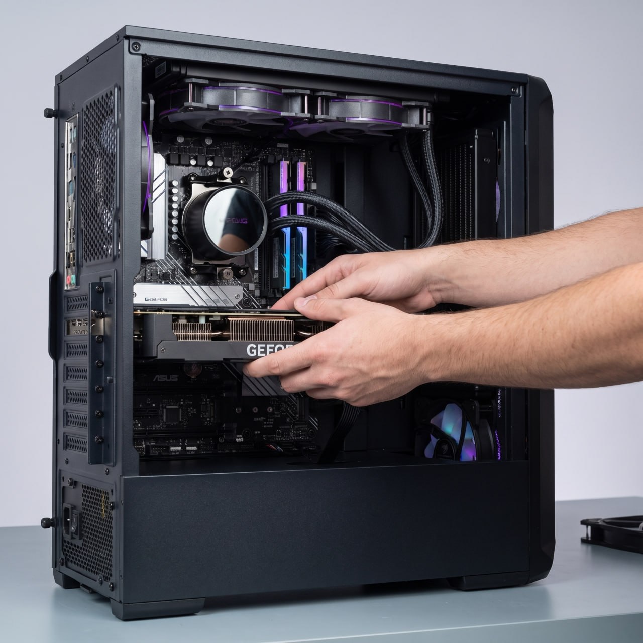 Técnico instalando una tarjeta gráfica en un PC, servicio de upgrade de Epical-Q